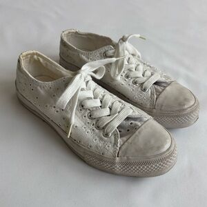 (Vintage Y2K) Justice canvas sneakers with embroidered eyelet accent (size 8)